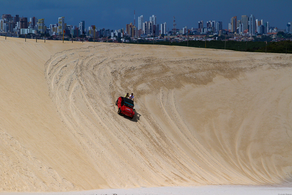 O passeio de buggy pelas diversas praias do estado é uma das opções do destino. Foto: Canindé Soares